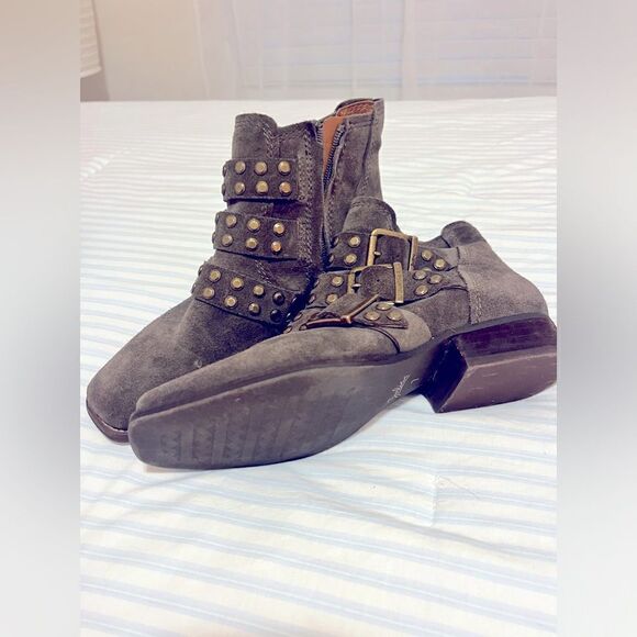 Zodiac Adele Suede Olive bootie boots! Like New!!! Size 7 - Picture 10 of 14